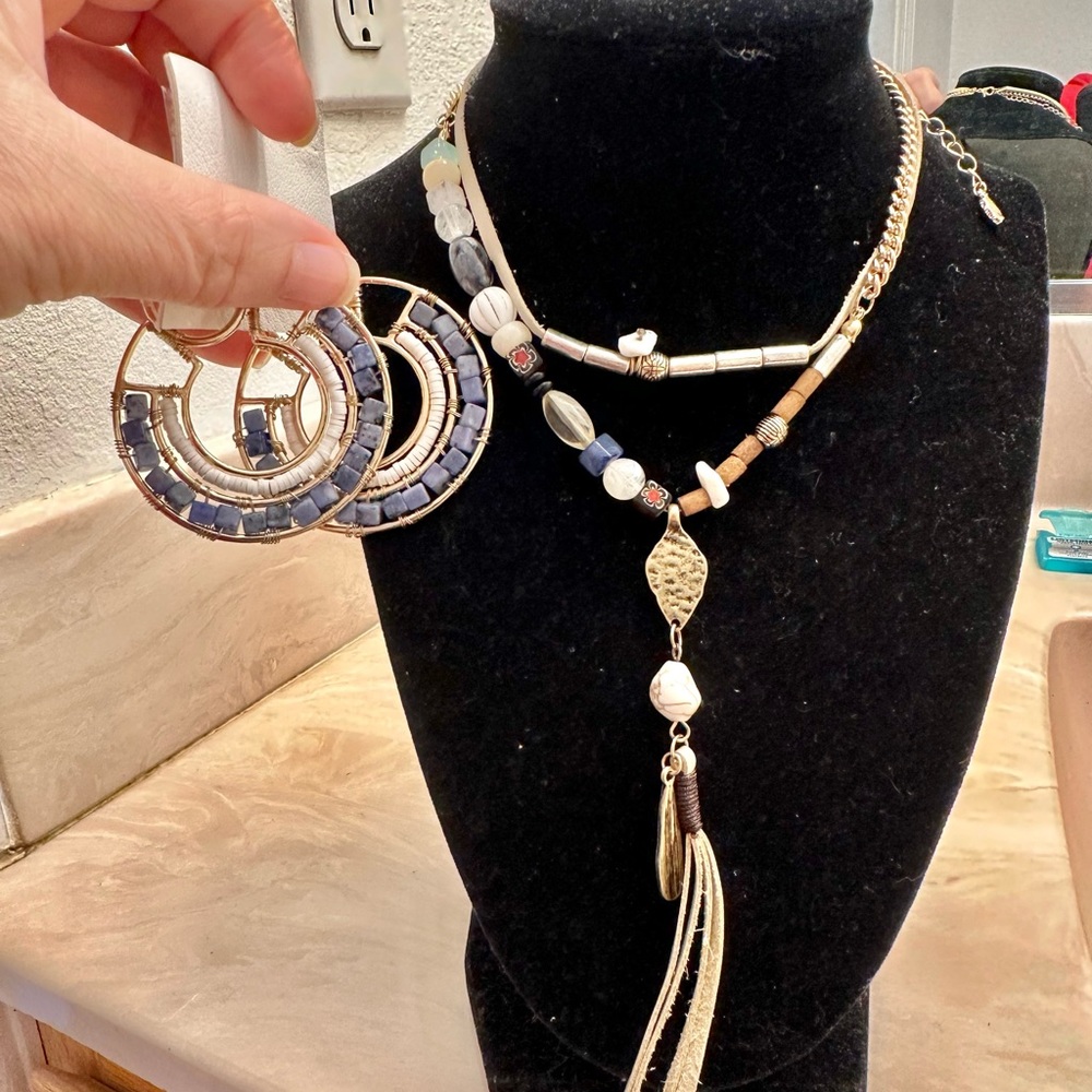Free people necklace set nwt no damage. With real stones and leather.